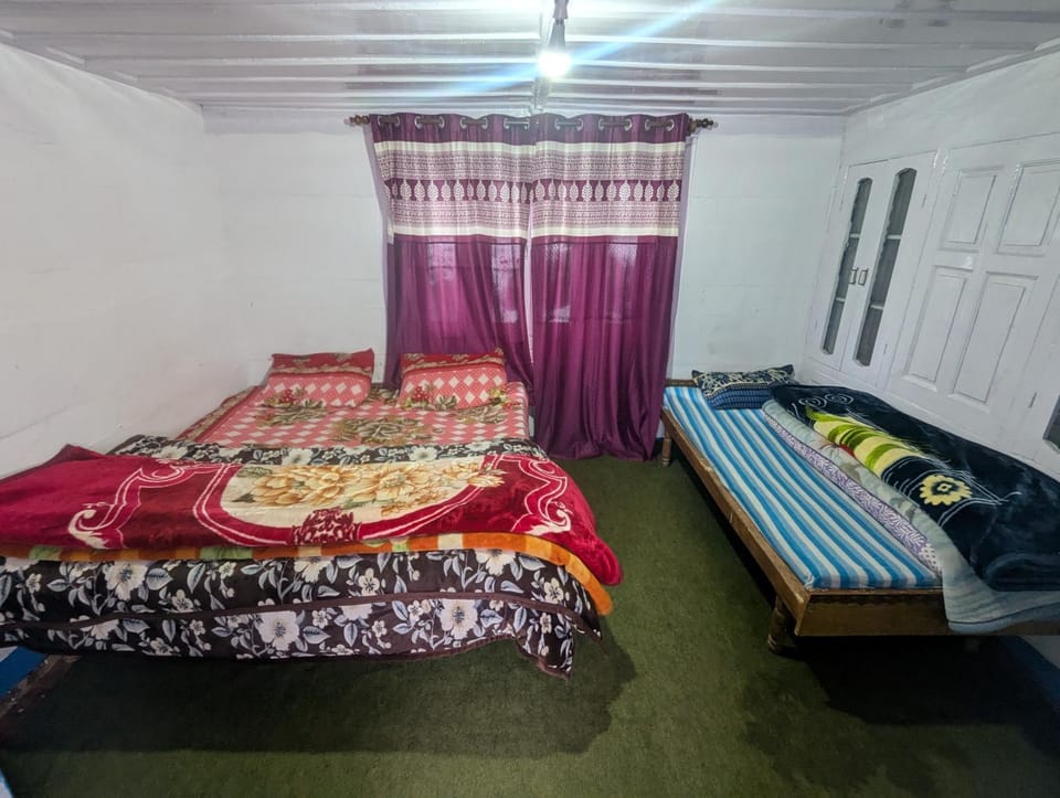 Raj guest House Bed and Breakfast in Uttarakhand