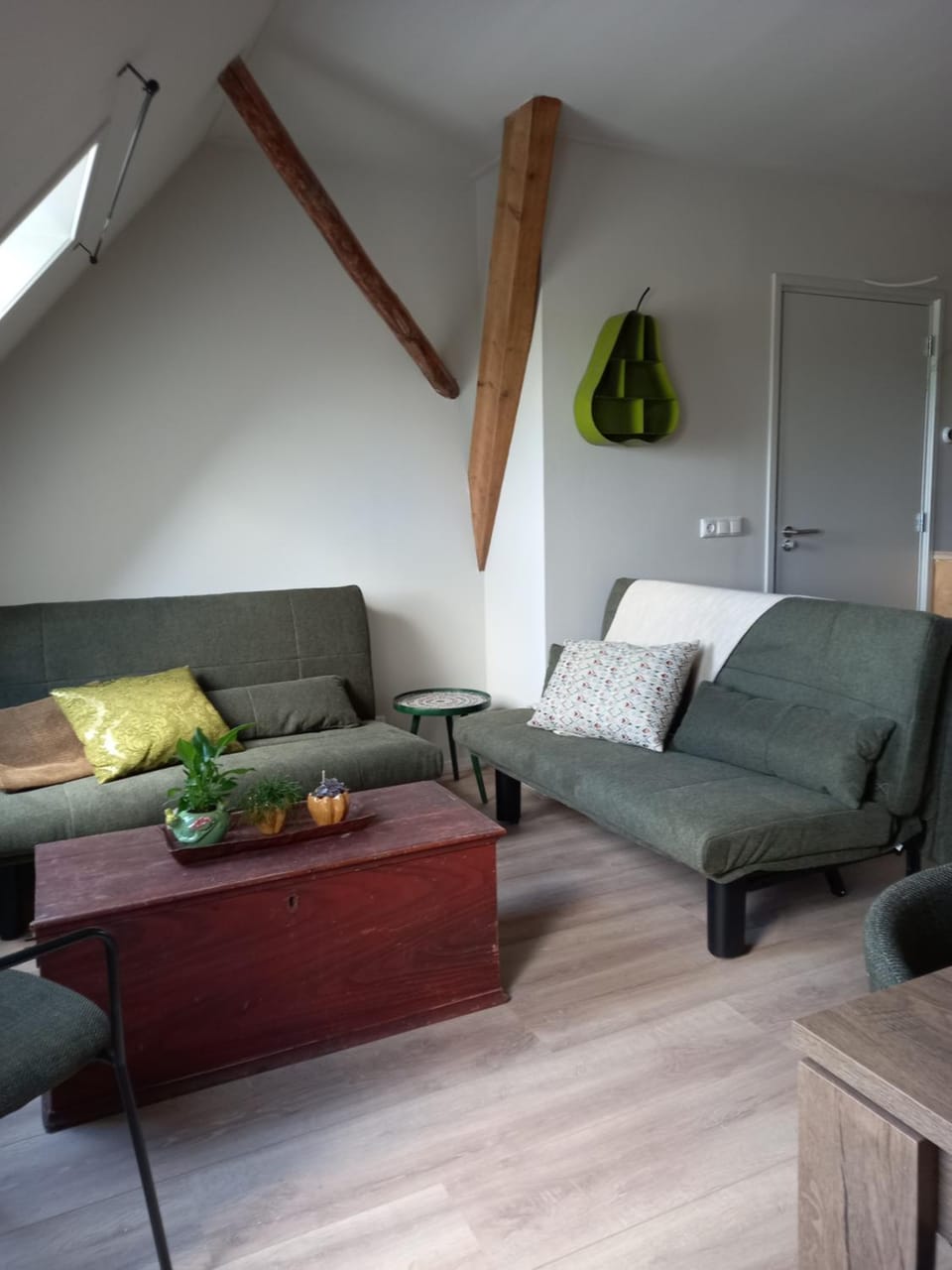 Bed, Seating area