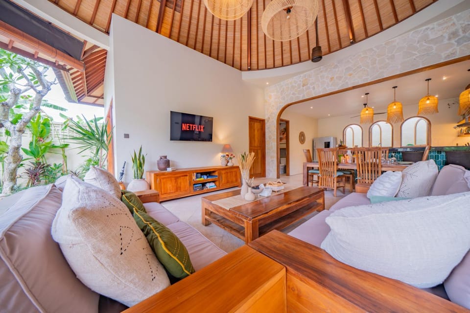 TV and multimedia, Living room, Seating area, Evening entertainment, Garden view, Pool view