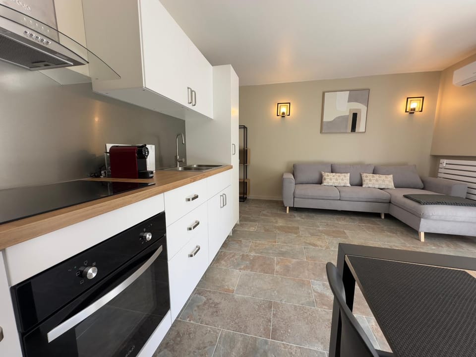 TV and multimedia, Kitchen or kitchenette, Living room, Seating area, oven, stove