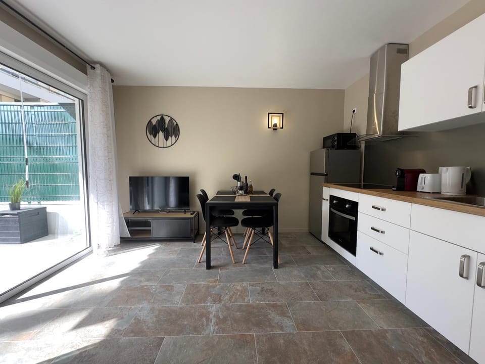 TV and multimedia, Coffee/tea facilities, Kitchen or kitchenette, Dining area, oven, stove, toaster