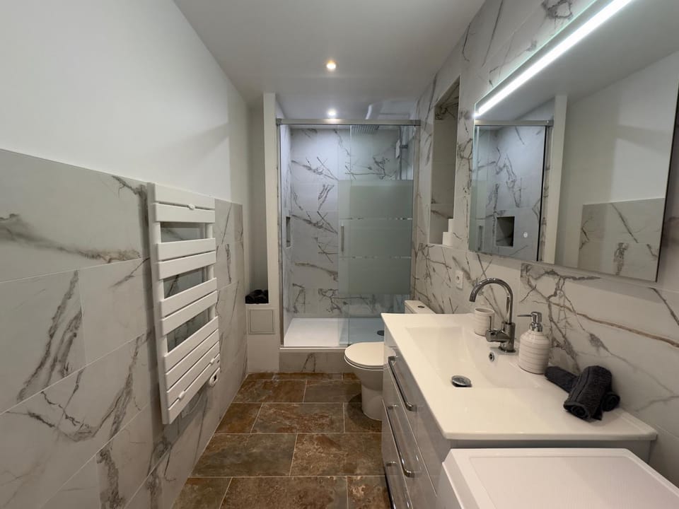 Shower, Bathroom, towels
