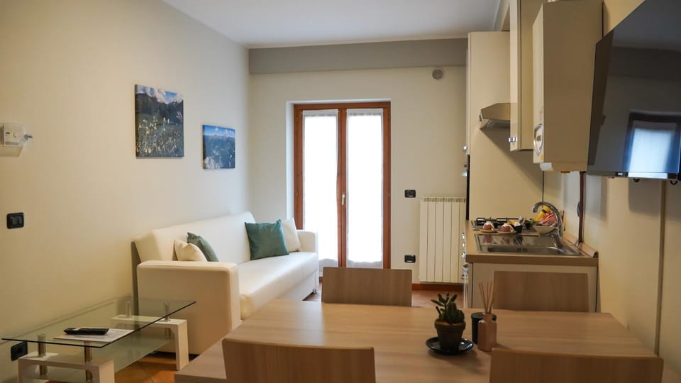TV and multimedia, Kitchen or kitchenette, Living room, Dining area
