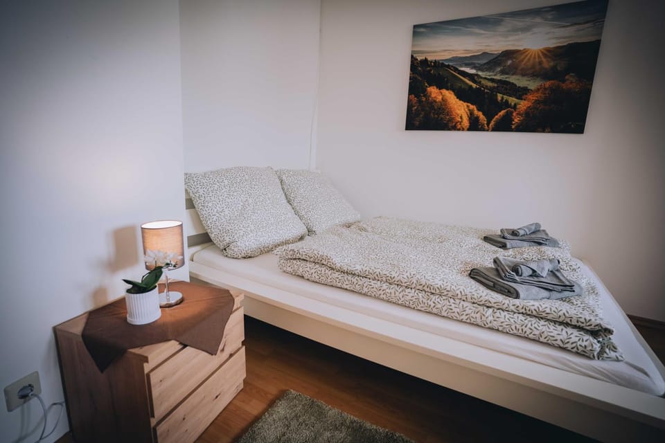 Bed, Photo of the whole room, Decorative detail, Decorative detail, Bedroom, towels, towels