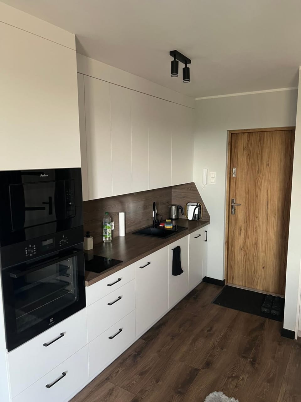 Coffee/tea facilities, Kitchen or kitchenette, stove