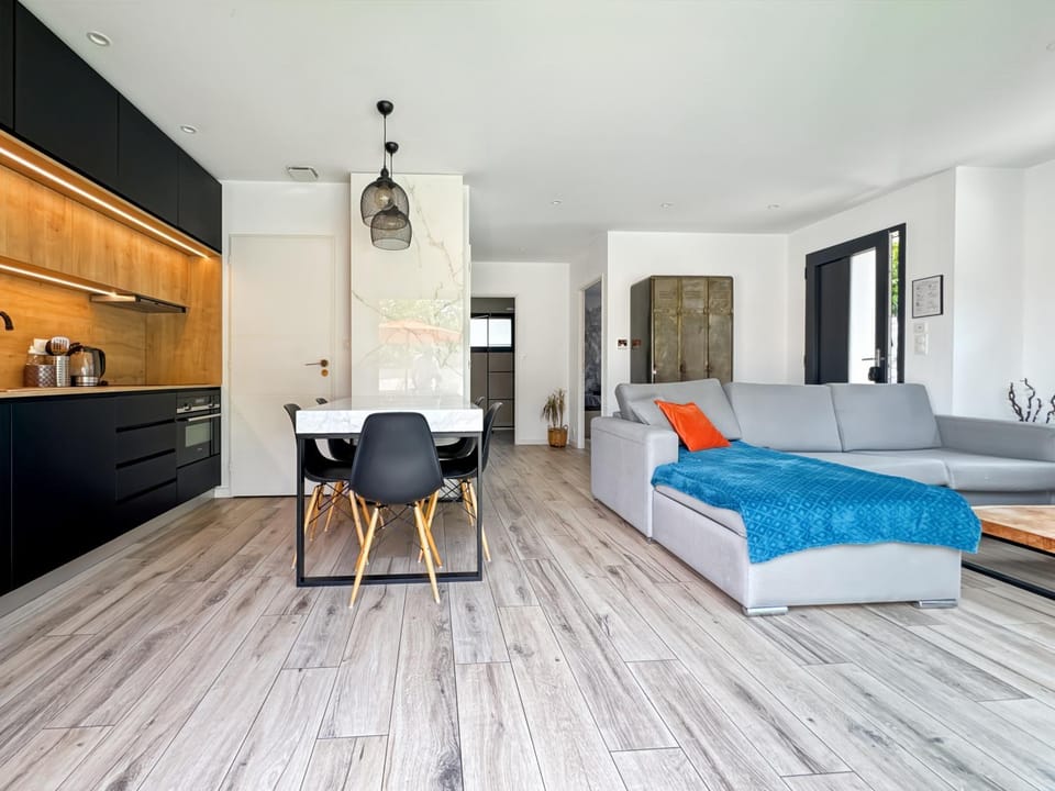 Kitchen or kitchenette, Living room, Seating area, Dining area