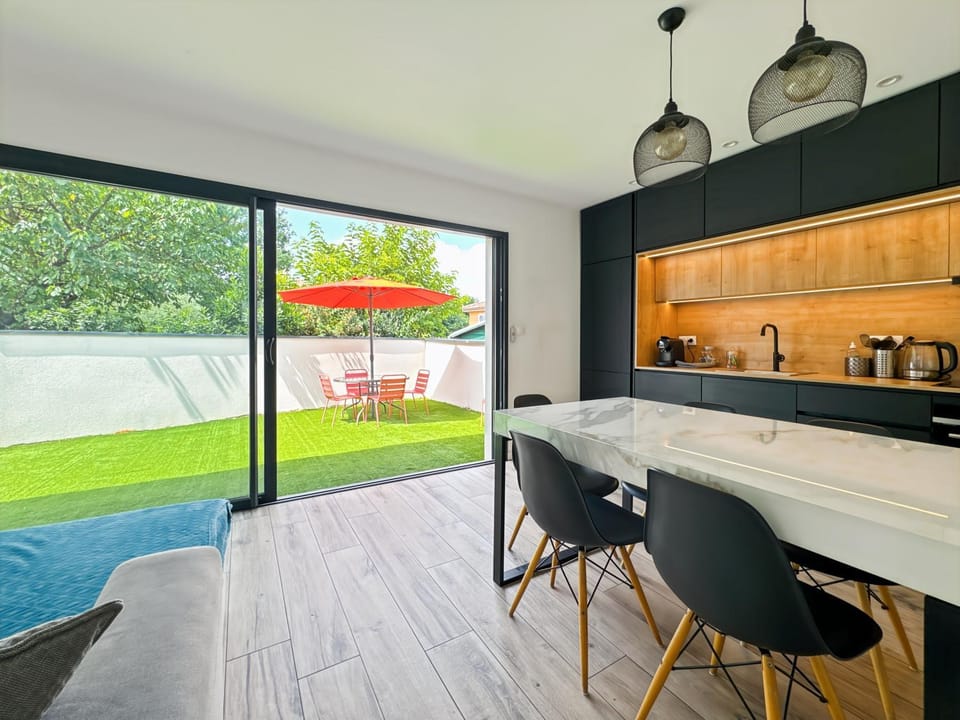 Patio, Kitchen or kitchenette, Seating area, Dining area