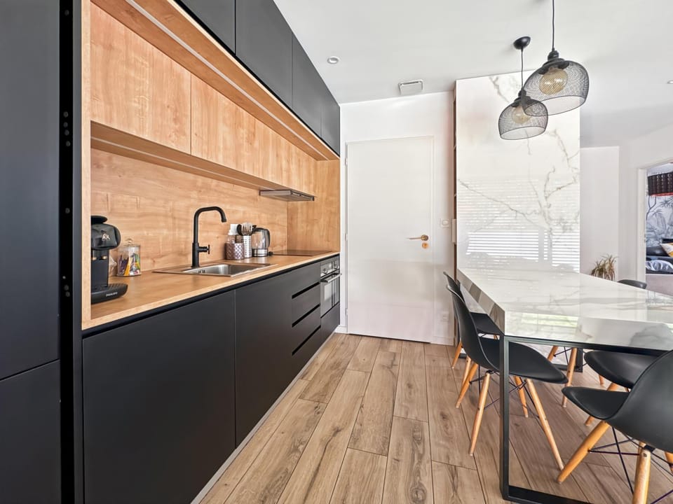 Coffee/tea facilities, Kitchen or kitchenette, Dining area, stove