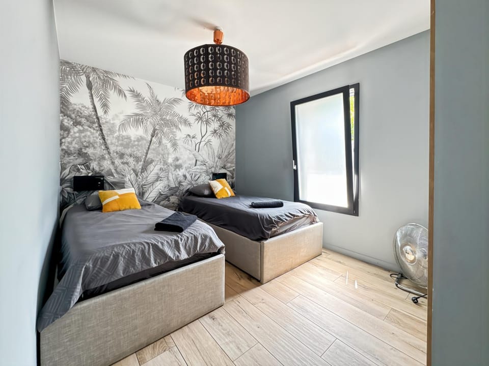 Bed, Photo of the whole room, Bedroom
