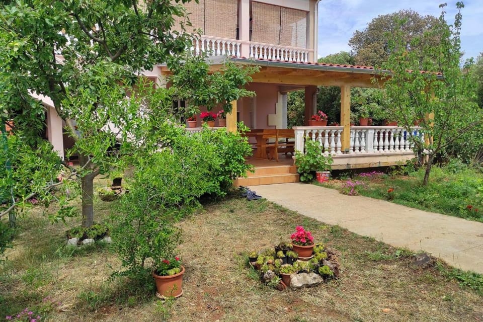 Location, children, Family