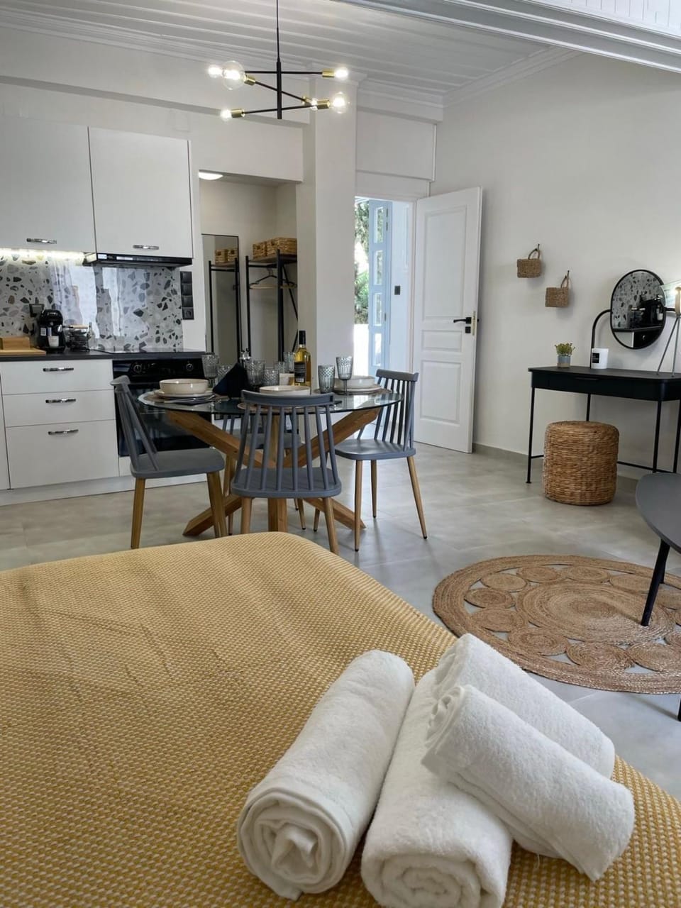 Bed, Kitchen or kitchenette, Living room, Photo of the whole room, Seating area, Dining area, Bedroom, stove
