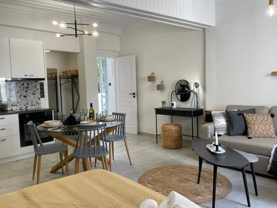 Kitchen or kitchenette, Living room, Seating area, Dining area