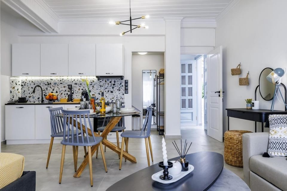 Kitchen or kitchenette, Food and drinks, Dining area, Food
