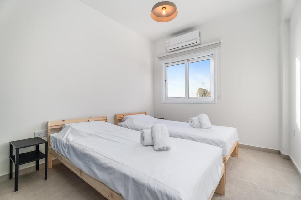 Bed, Bedroom, towels, air conditioner