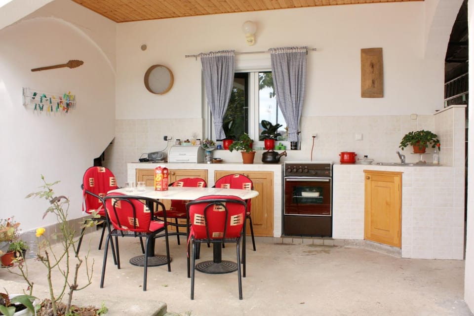 Location, children, Family