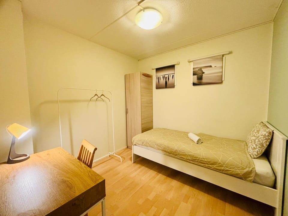 Bed, Photo of the whole room, Seating area, Bedroom