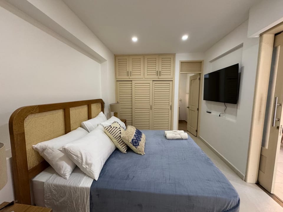 Bed, TV and multimedia, Photo of the whole room, Bedroom, towels, wardrobe