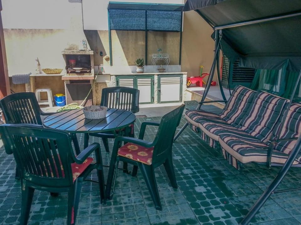 Patio, BBQ facilities, Seating area, Dining area, Evening entertainment