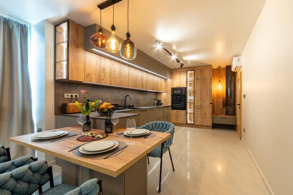 Kitchen or kitchenette, dishwasher, oven