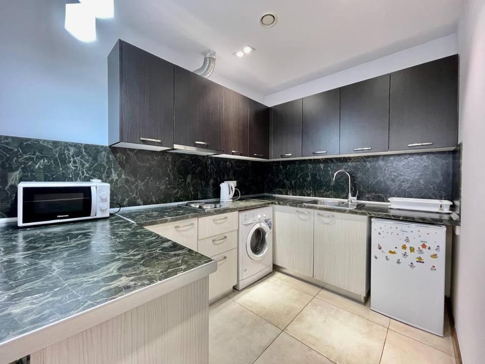 Kitchen or kitchenette, pet friendly, stove, washing machine