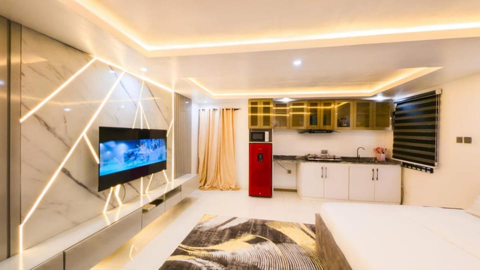 Beautiful studio with balcony, 5mins to the beach Apartment in Lagos