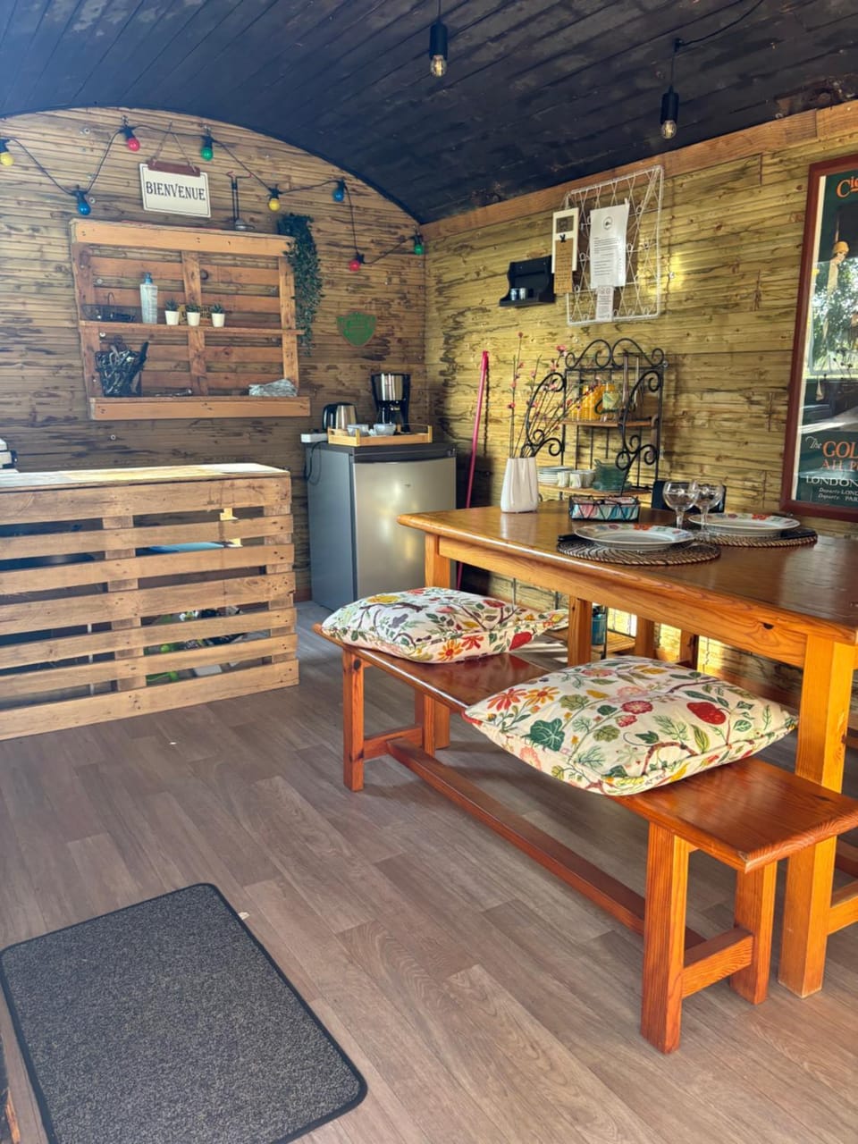 Coffee/tea facilities, Kitchen or kitchenette, Dining area, Food