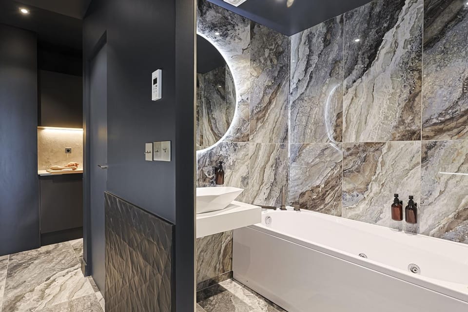 Hot Tub, Bathroom, hair dryier