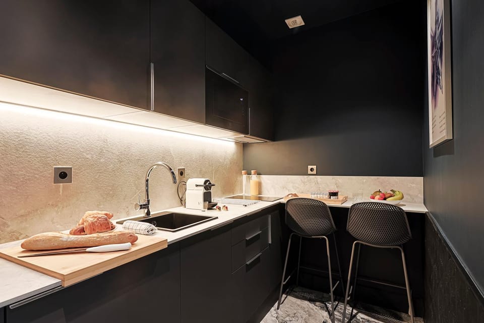 Coffee/tea facilities, Kitchen or kitchenette, Dining area, microwave