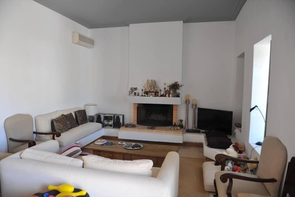 TV and multimedia, Living room, Seating area, air conditioner