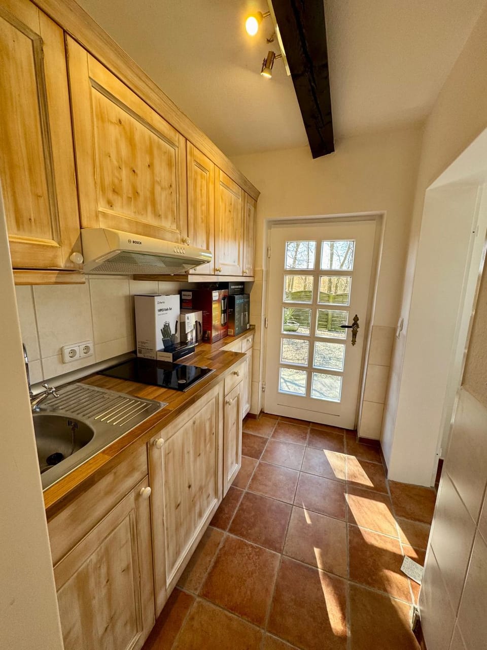 Coffee/tea facilities, Kitchen or kitchenette, stove