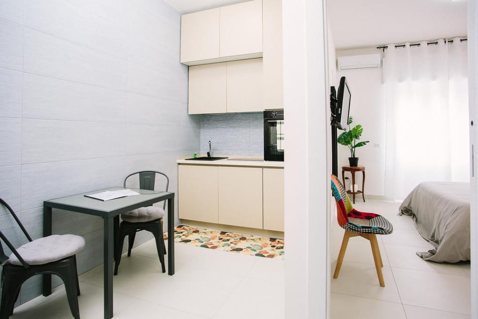 Kitchen or kitchenette, Seating area, Dining area, Bedroom