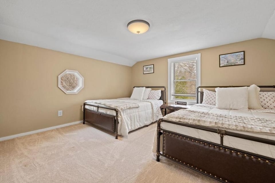 Cozy 3BR Retreat in Downtown Bethlehem - Hot Tub, Trails, Near Ski & Hike House in Bethlehem