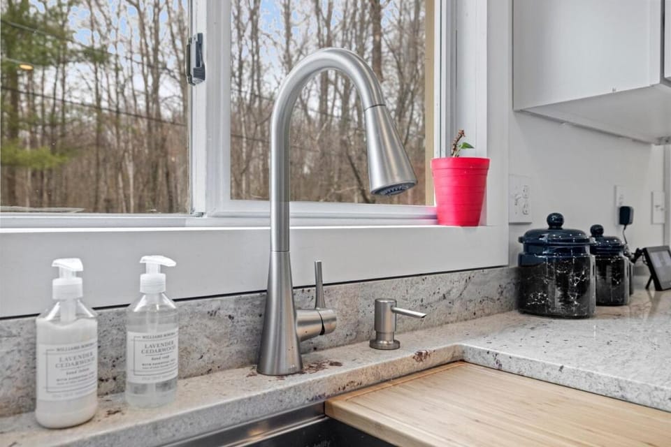 Cozy 3BR Retreat in Downtown Bethlehem - Hot Tub, Trails, Near Ski & Hike House in Bethlehem
