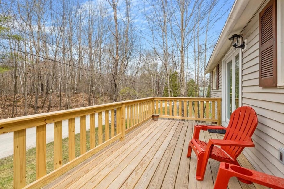 Cozy 3BR Retreat in Downtown Bethlehem - Hot Tub, Trails, Near Ski & Hike House in Bethlehem