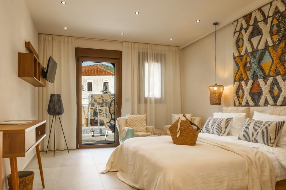 Bed, Bedroom, Swimming pool