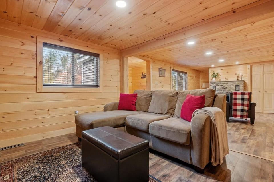 Riverfront Retreat in the White Mountains - 3BR Cozy Escape Near Ski & Hike House in Whitefield