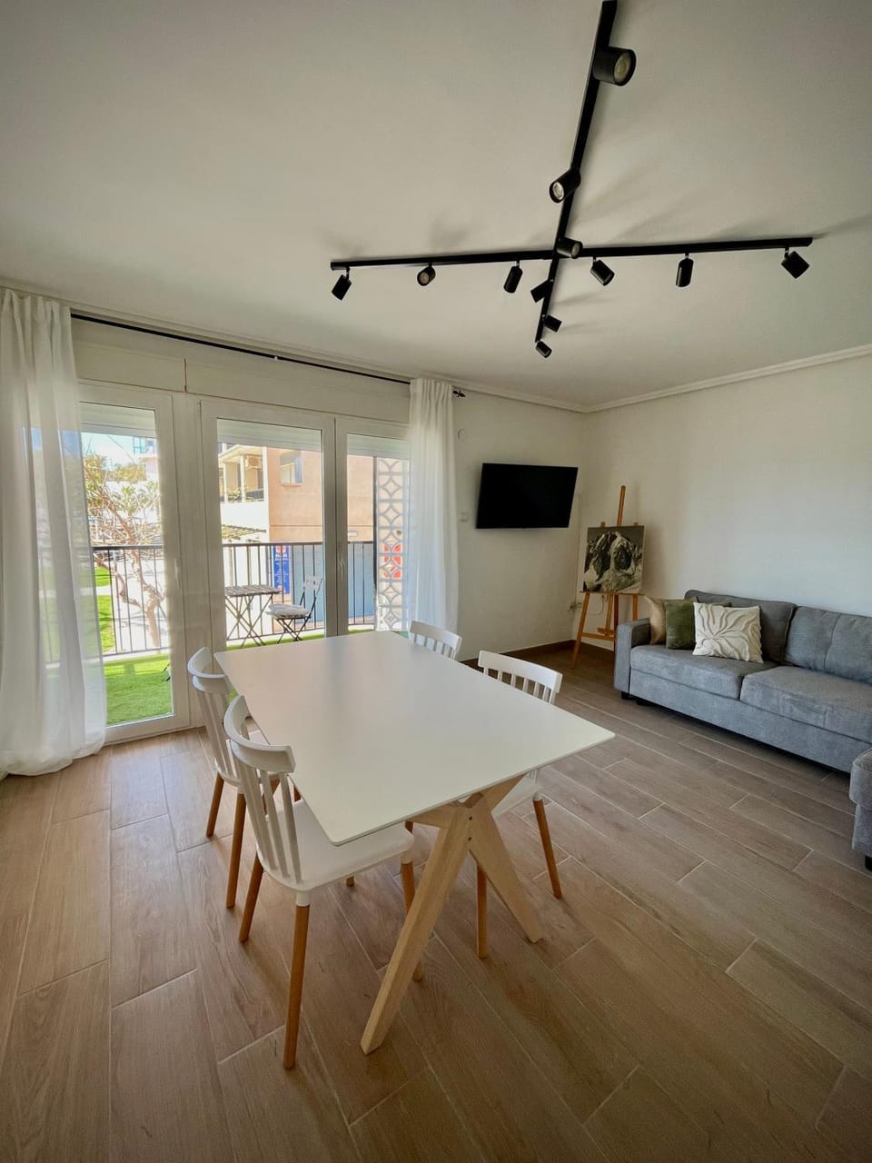 TV and multimedia, Living room, Seating area, Dining area