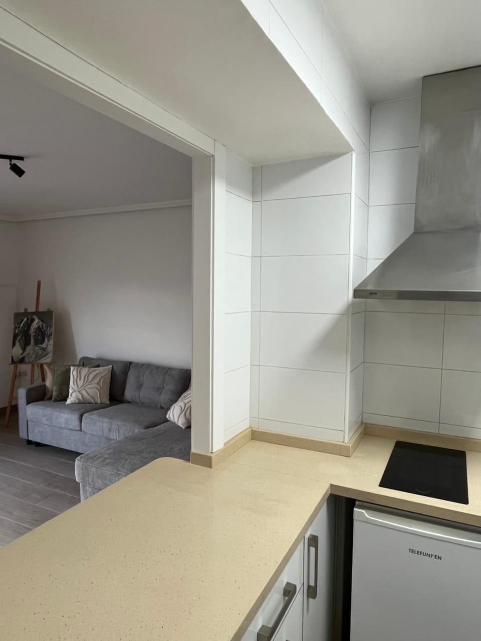 Kitchen or kitchenette, Living room, Seating area, Dining area, stove