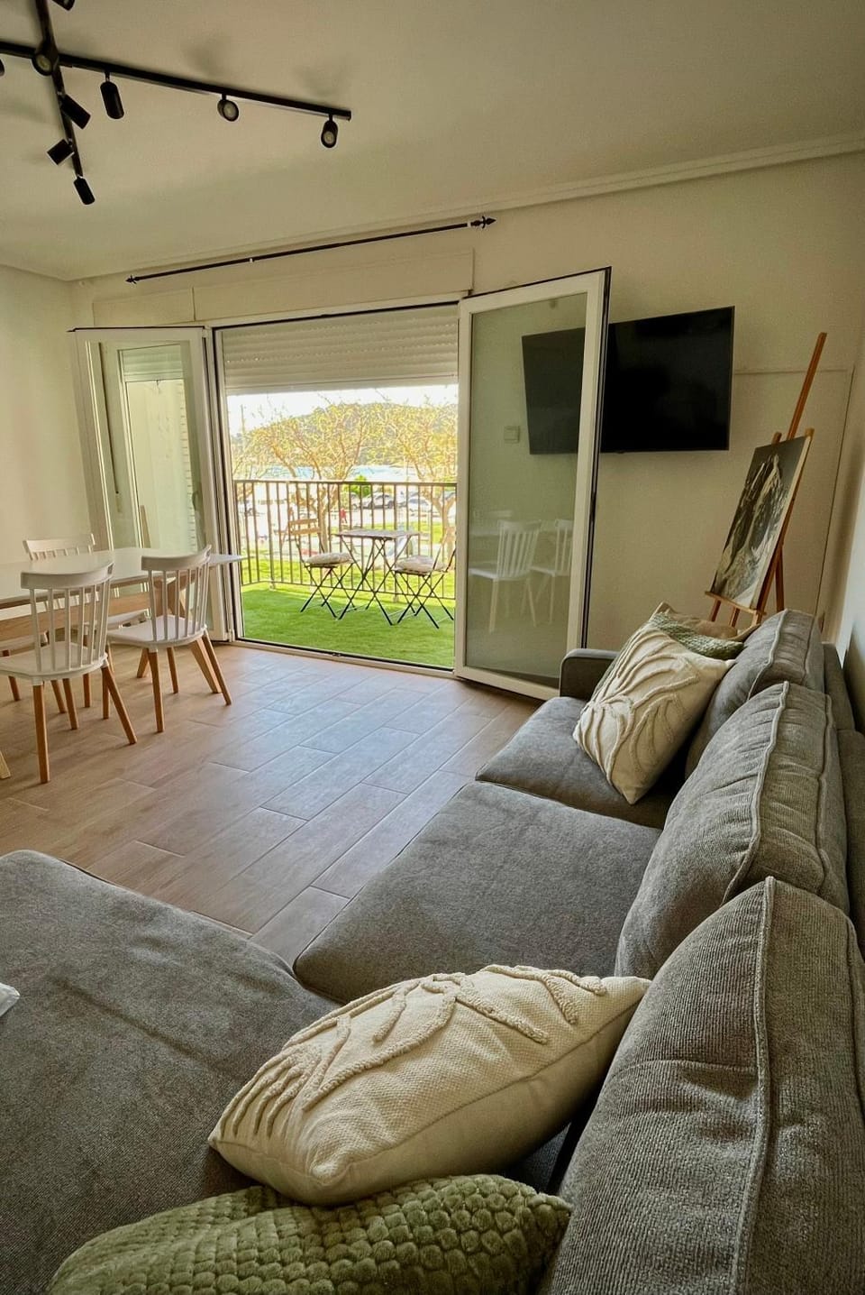 TV and multimedia, Living room, Seating area, air conditioner