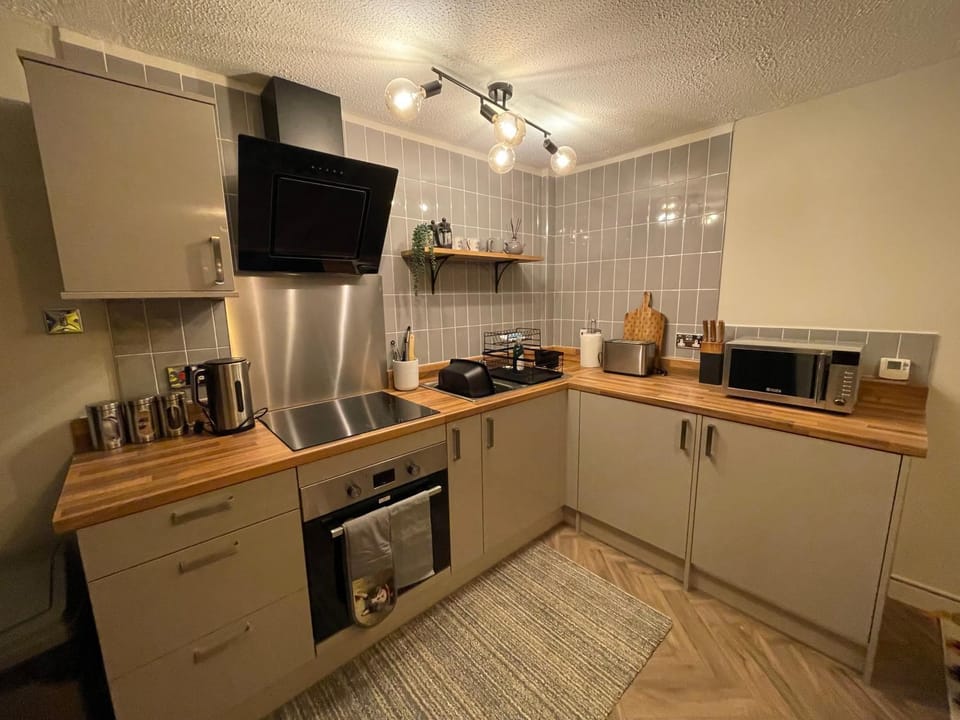 Coffee/tea facilities, Kitchen or kitchenette, oven, stove, toaster