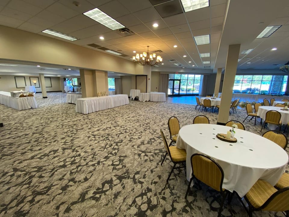 Restaurant/places to eat, Banquet/Function facilities, Seating area, Meeting/conference room
