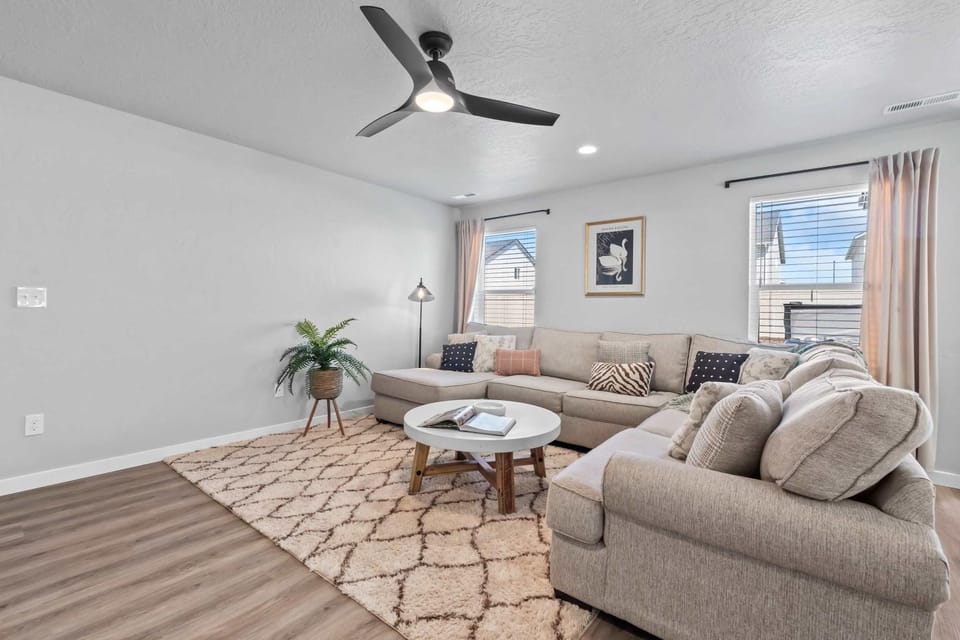 Spacious 5BR - Gamer Room - Hot Tub & Pool Access House in Oregon