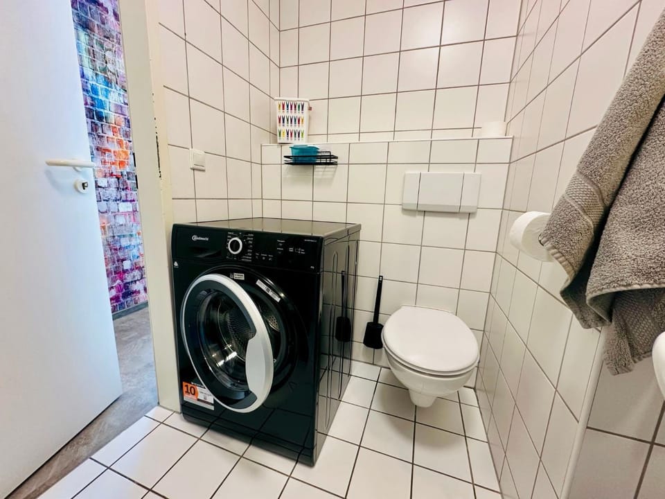 Shower, Toilet, Bathroom, towels, washing machine