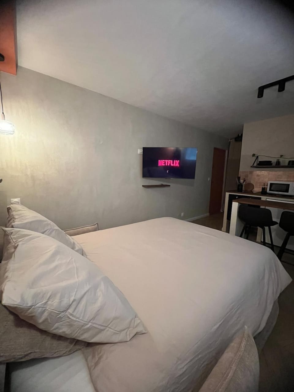 Bed, TV and multimedia, internet