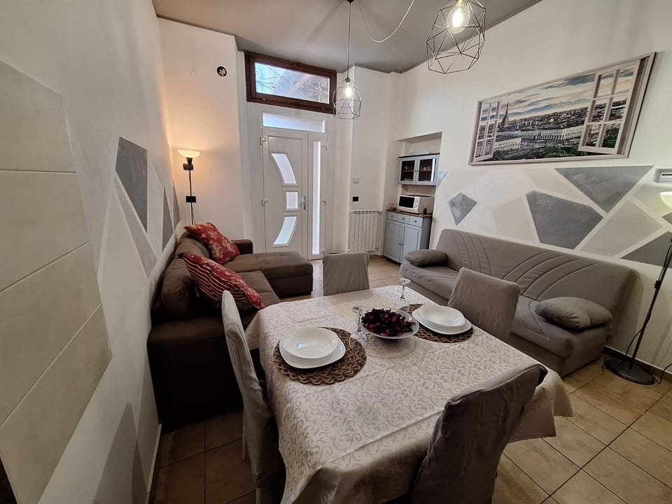 Kitchen or kitchenette, Seating area, Dining area