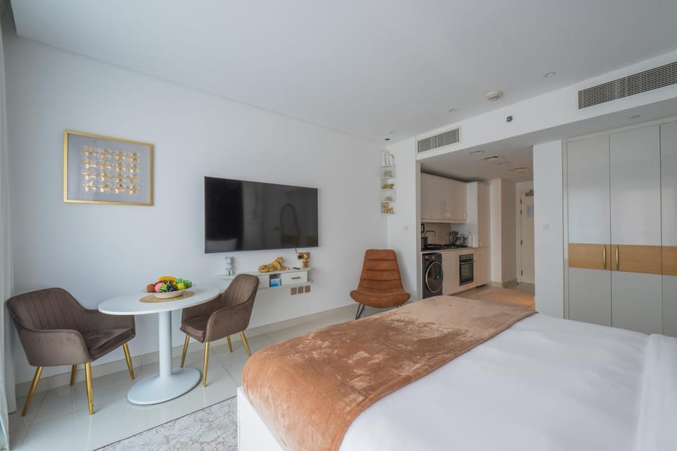 Bed, TV and multimedia, Food and drinks, Dining area, Bedroom, oven