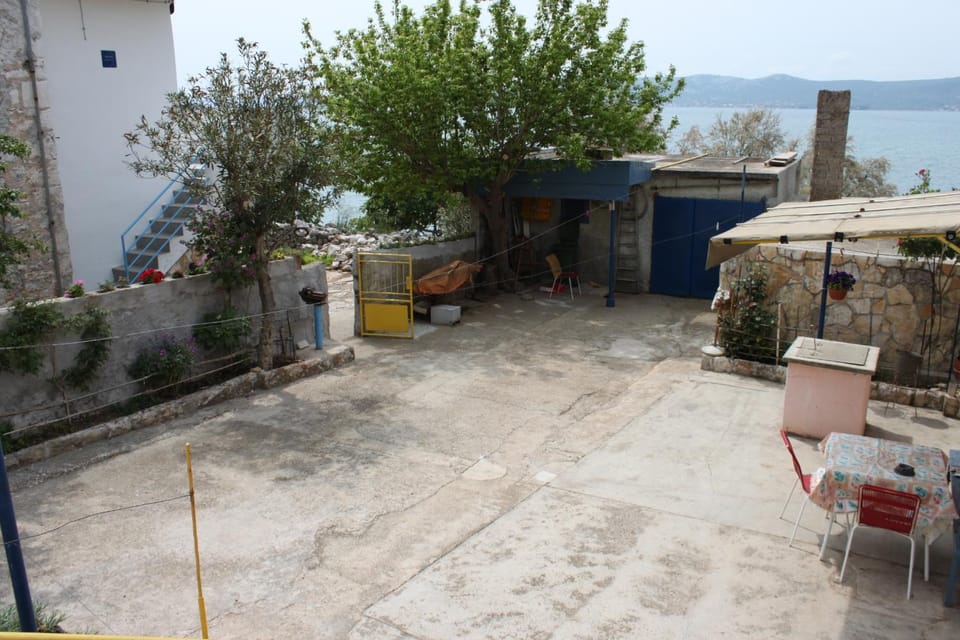Location, children, Family