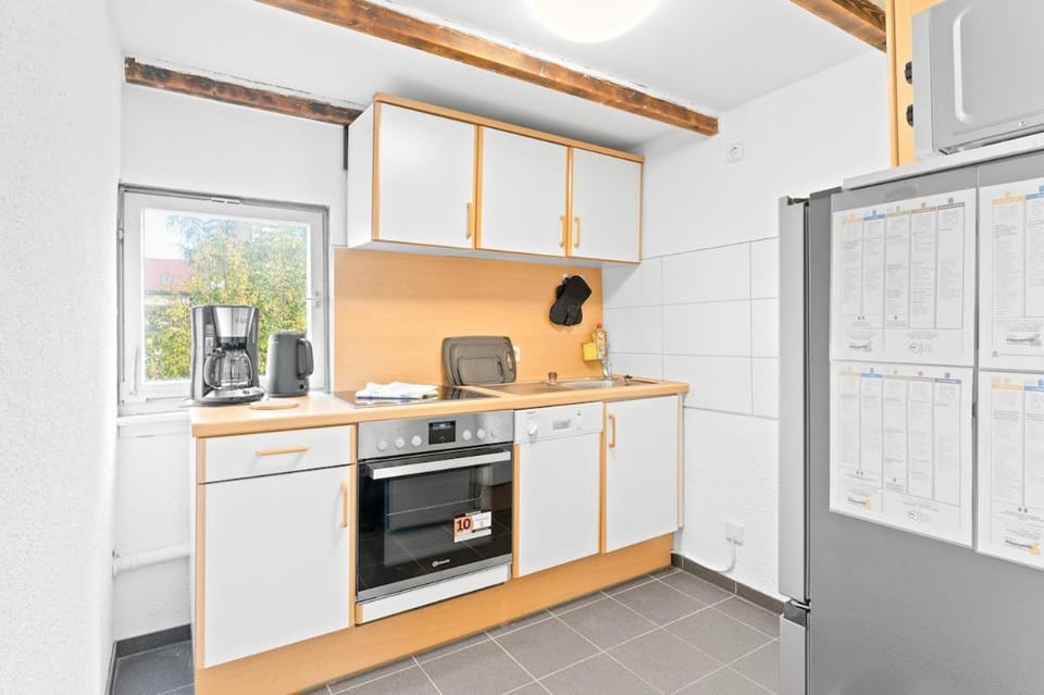 Coffee/tea facilities, Kitchen or kitchenette, oven