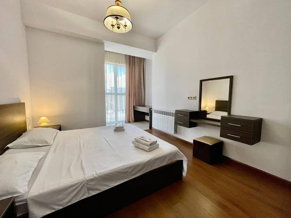 Bed, TV and multimedia, Photo of the whole room, Bedroom, towels