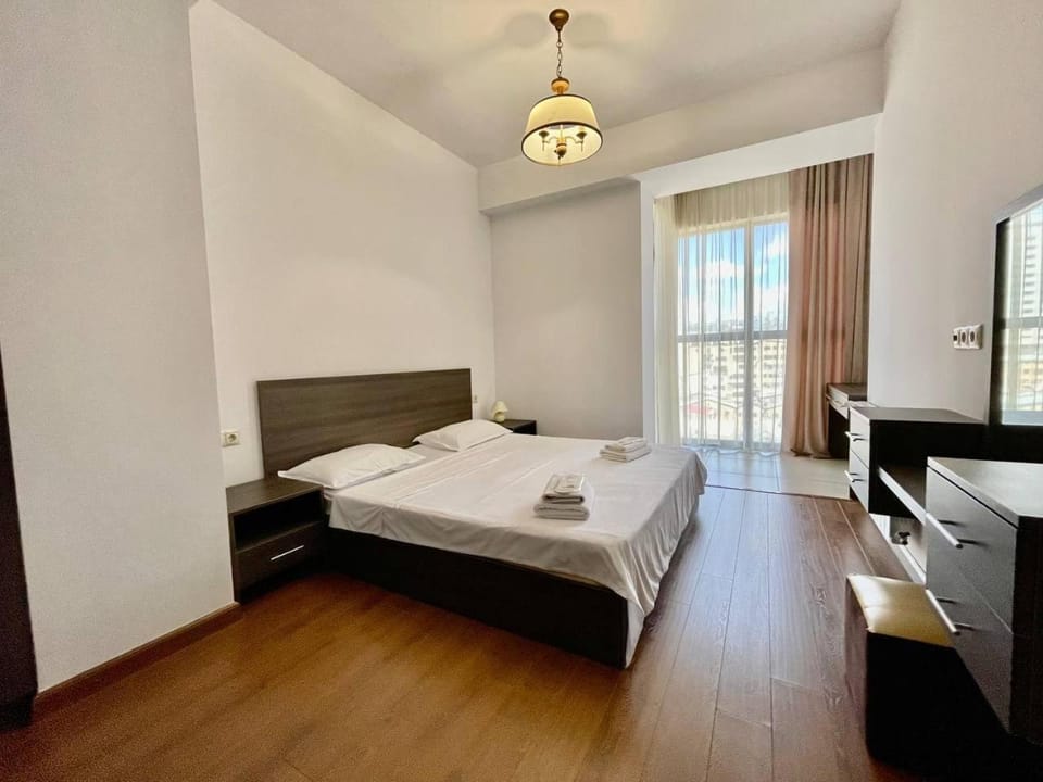 Bed, TV and multimedia, Photo of the whole room, Bedroom, towels